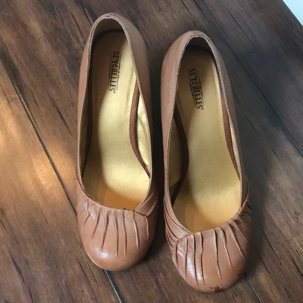 Seychelles tan round toe wedges. Leather size 8.